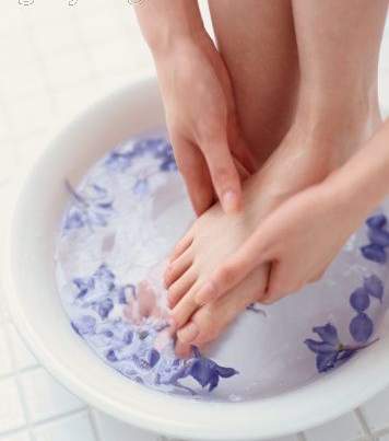 Lợi ích ngâm chân thảo dược
