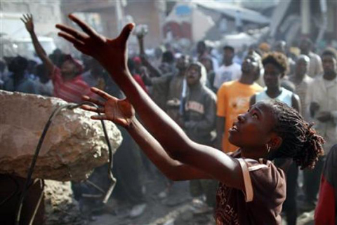 Người Haiti tuyệt vọng giành giật đồ ăn