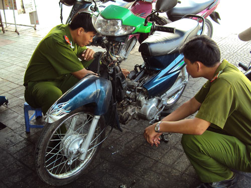 Xe bốc cháy từ bình xăng con