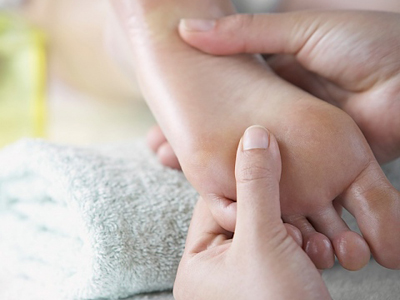 Gai gót chân có nên đi bộ nhiều?