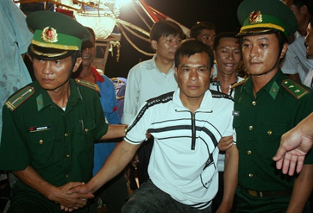 Cứu 2 ngư dân gặp nạn ngoài biển lúc rạng sáng - Ảnh 2.