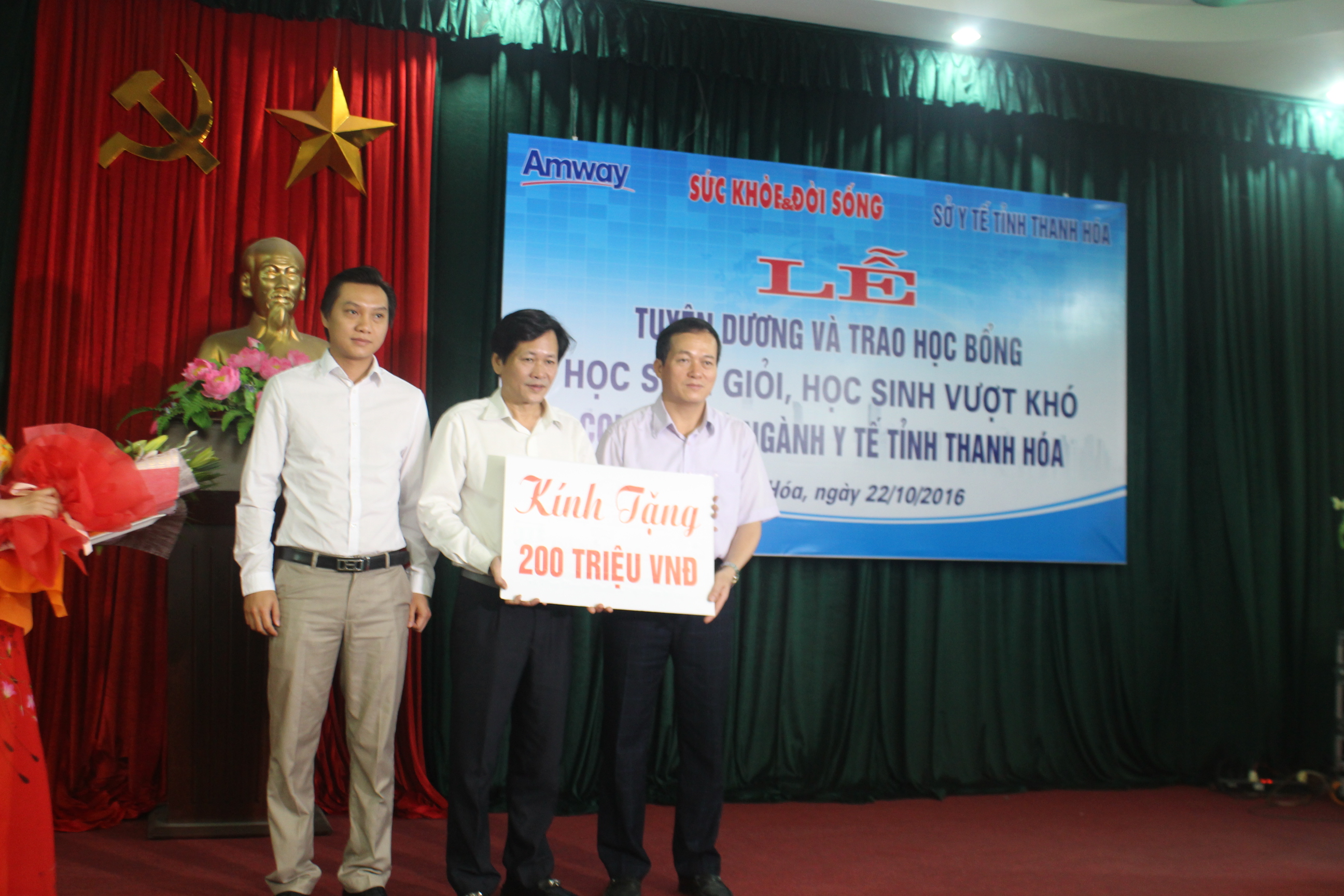 Bao SK&ĐS trao hoc bong cho con em can bo nganh y te Thanh Hoa 1