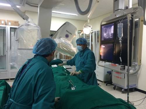 Thực hiện can thiệp tim mạch tại Bệnh viện đa khoa TW Quảng Nam