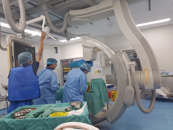 Cứu nữ du khách Nhật Bản bị choáng, ngất khi tham quan đảo Ti Tốp - Ảnh 2.