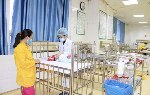 Chuyên gia cảnh báo: Nguy cơ nhiễm khuẩn, trầy xước mắt của thói quen sang chiết nước muối sinh lý tại nhà- Ảnh 4. Rửa mũi bằng nước muối sinh lý sai cách trẻ phải đi cấp cứu