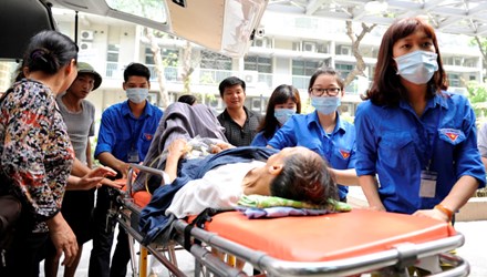 Hành trình nhân ái thắp lửa tình yêu thương tiep-suc-nguoi-benh