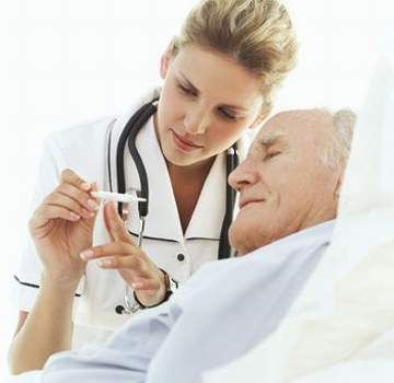 Người cao tuổi do các chức năng cơ thể suy giảm nên dễ mắc bệnh và bị sốt nguoi-cao-tuoi-bi-sot
