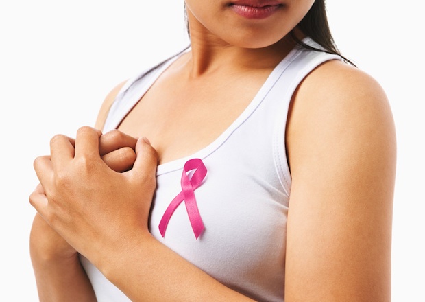 Phụ nữ nên tự kiểm tra vú thường xuyên để phát hiện sớm và tầm soát ung thư vú