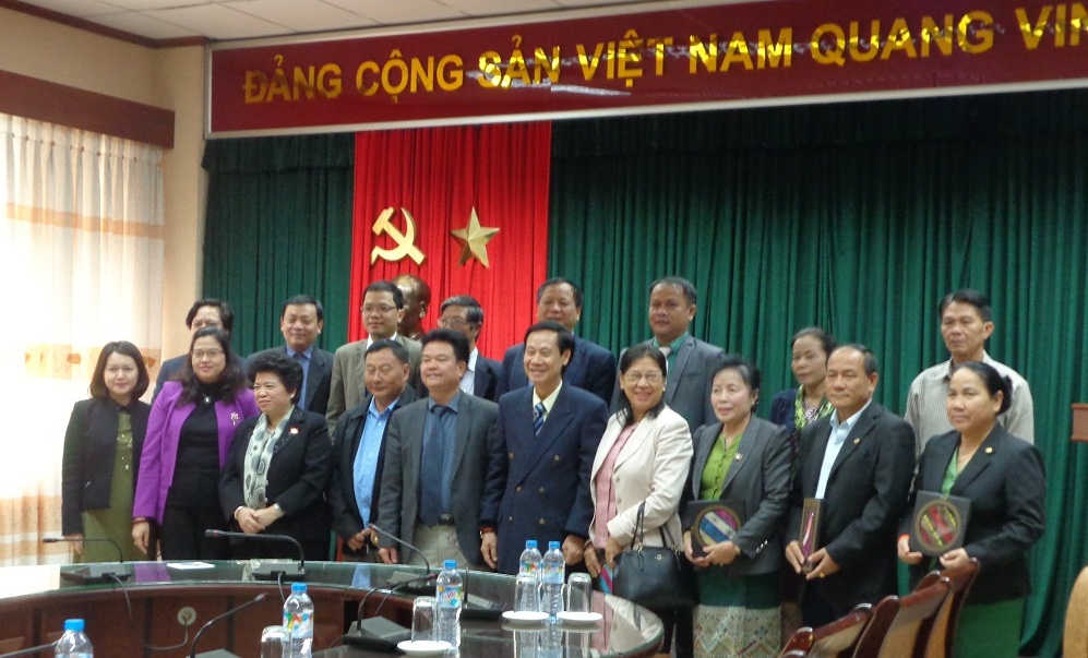 Doan-dai-bieu-Quoc-hoi-Lao-tham-Bo-Y-te-VN