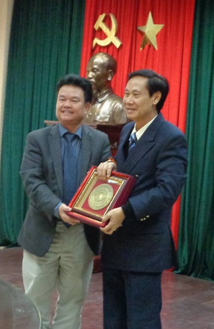 Thu-truong-Bo-Y-te-Pham-Le-Tuan-trao-qua-cho-Chu-nhiem-UybanVanhoaXahoi-Quoc-hoi-Lao