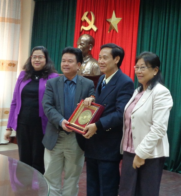 Thu-truongPham-Le-Tuan-trao-qua-cho-Chu-nhiem-UybanVanhoaXahoi-Quoc-hoi-Lao