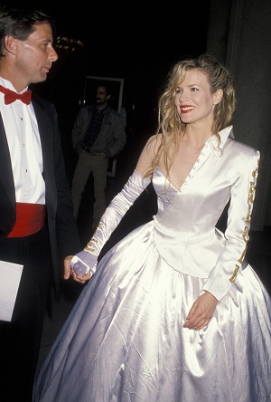 Kim Basinger tại lễ trao giải Oscar 1990 Le-trao-giai-Oscar-1990-Kim-Basinger1