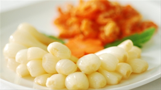 Bất ngờ tác hại khi ăn quá nhiều dưa hành muối ngày Tết