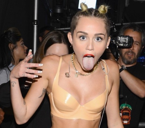 Miley-Cyrus-bao-hiem-luoi-1-trieu-USD