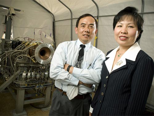Nguoi-Viet-dem-chuong-di-danh-xu-nguoi-cap-vo-chong-lam-viec-cho-NASA
