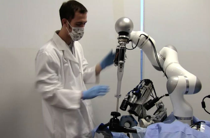 Phat-minh-cong-nghe-doc-nhat-vo-nhi-1-Phau-thuat-Robot