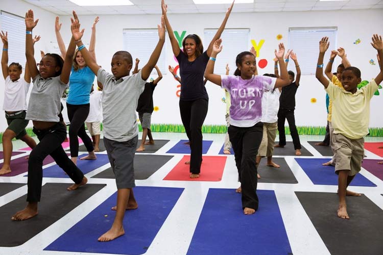 Michelle-Obama-tap-yoga-o-tuoi-50