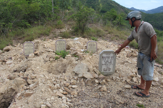 hon-100-ngoi-mo-bi-di-doi-o-Khanh-Hoa