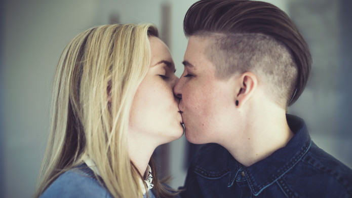 Nụ hôn có tác dụng giảm đau và ngăn ngừa bệnh tật