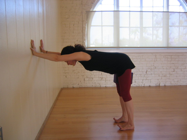 Động tác dựa tường trong yoga