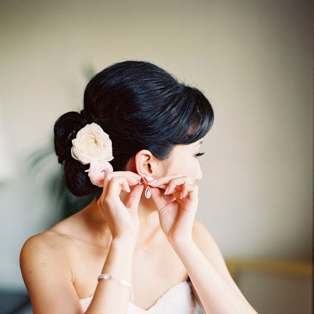 Chúng ta hãy ngắm nhìn một cô dâu xinh đẹp với kiểu tóc và hoa tulip thật độc đáo và tinh tế. Đó là một sự kết hợp hoàn hảo giữa phong cách hiện đại và truyền thống trong ngày cưới đặc biệt.
