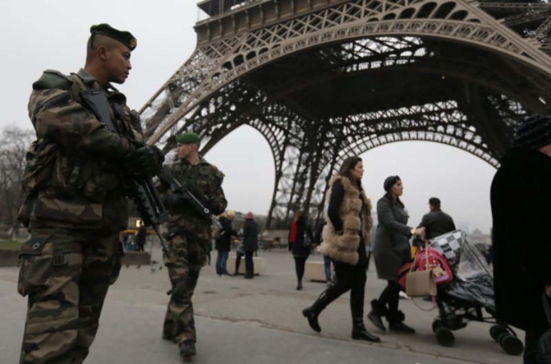 Cảnh sát Pháp tăng cường an ninh ở Tháp Eiffel 