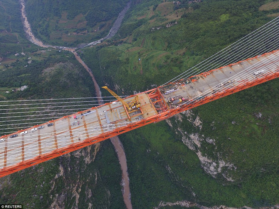 Cây cầu cao nhất thế giới khai thông ở Trung Quốc 8