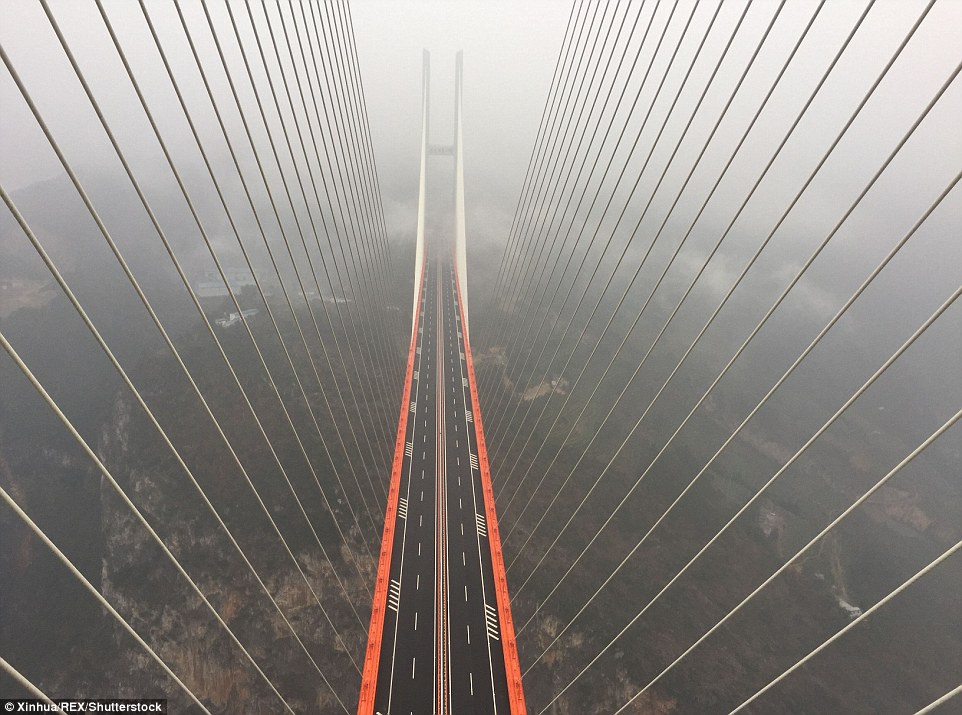 Cây cầu cao nhất thế giới khai thông ở Trung Quốc