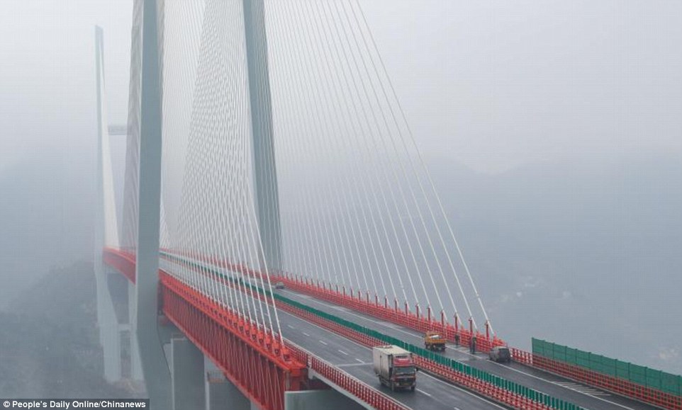 Cây cầu cao nhất thế giới khai thông ở Trung Quốc 2