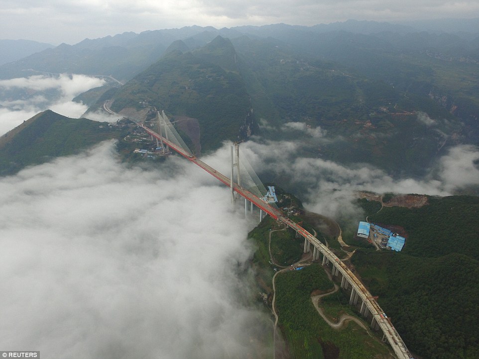 Cây cầu cao nhất thế giới khai thông ở Trung Quốc 4