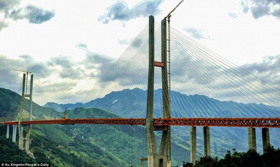 Cây cầu cao nhất thế giới khai thông ở Trung Quốc 5