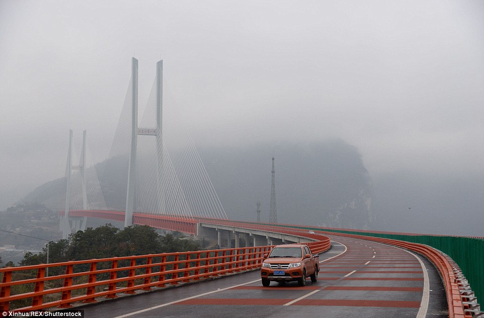 Cây cầu cao nhất thế giới khai thông ở Trung Quốc 7
