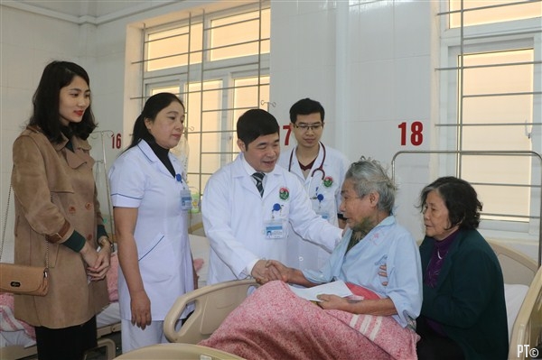 Lãnh đạo BVĐK tỉnh thăm hỏi bệnh nhân nhập viện điều trị trong ngày mồng 1 tết 2017
