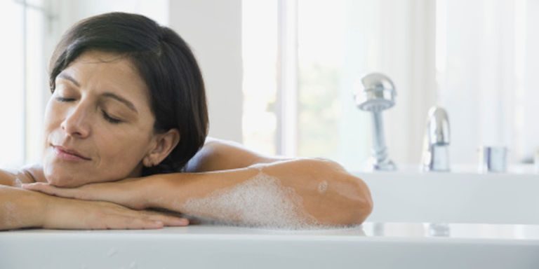 Nên tắm nước ấm trước khi ngủ giúp thả lỏng các cơ