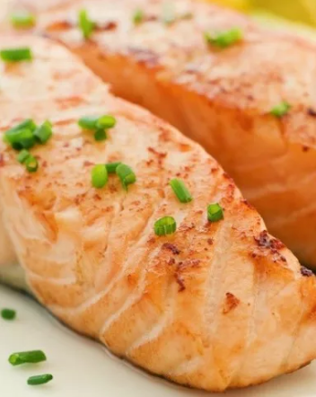 Cá hồi cung cấp omega-3 cho làn da, giúp giảm viêm cho da