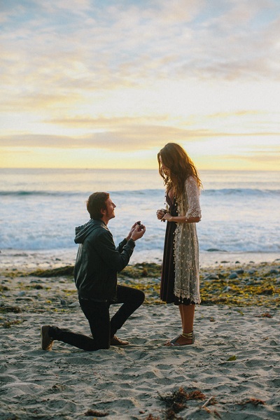 cầu hôn bên bãi biển