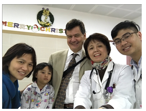 GS. Philippe Acar chụp ảnh cùng PGS.TS. Trương Thanh Hương và bệnh nhân nhi