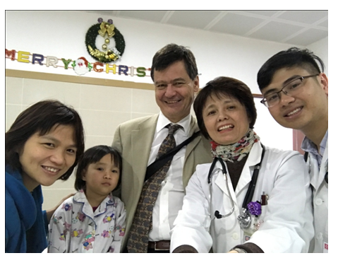 GS. Philippe Acar chụp ảnh cùng PGS.TS. Trương Thanh Hương và bệnh nhân nhi GS. Philippe Acar chụp ảnh cùng PGS.TS. Trương Thanh Hương và bệnh nhân nhi