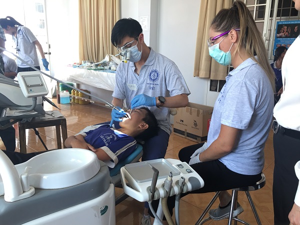Các em học sinh đang khám răng theo chương trình tại BVĐKKV Tân Châu