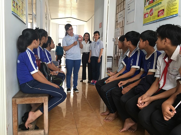 Các em học sinh được giáo dục kiến thức vệ sinh răng miệng khi đến khám răng