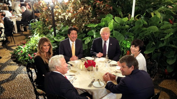 Tổng thống Mỹ Donald Trump tiếp đón Thủ tướng Nhật ở Mar-a-Lago