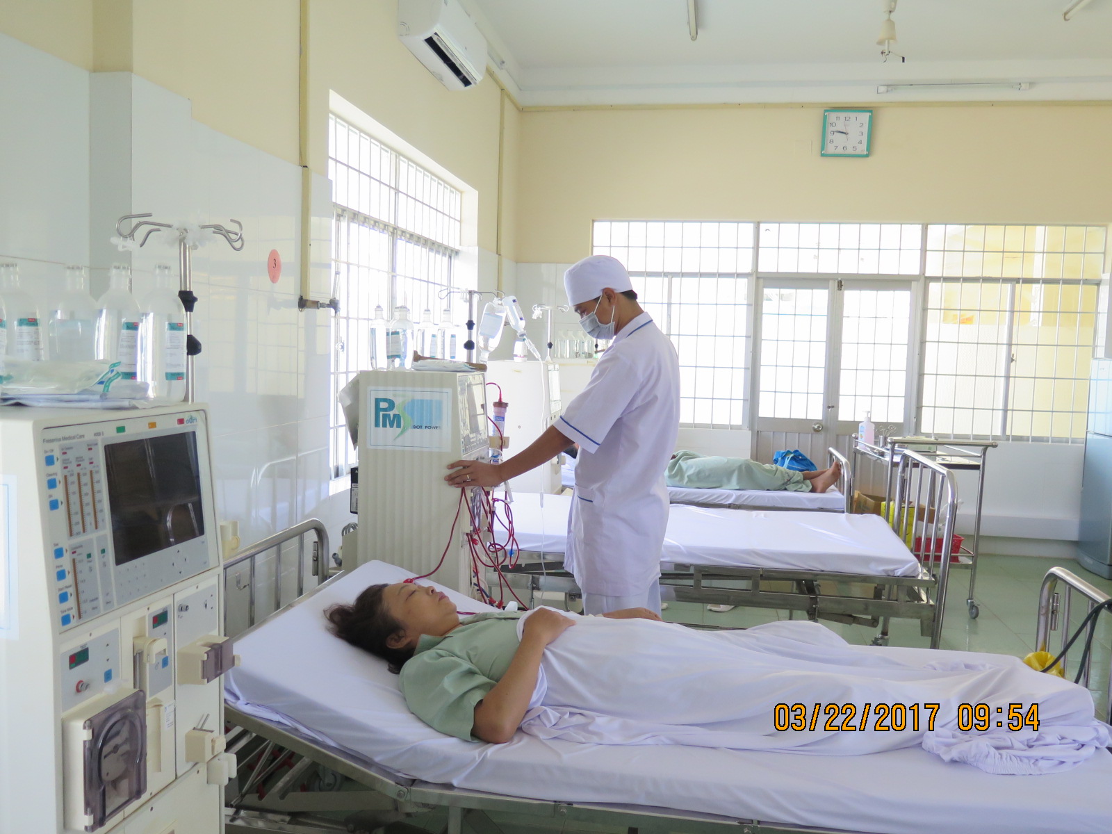 Cán bộ y tế chăm sóc bệnh nhân chạy thận tại BV Xuyên mộc.