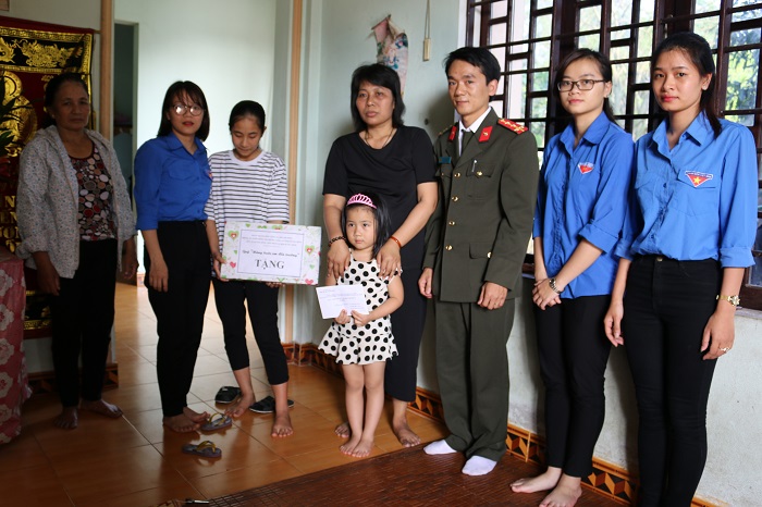 Đoàn thanh niên tặng quà hỗ trợ cho gia đình chị Nguyễn Thị Hà - xã Gia Ninh, huyện Quảng Ninh