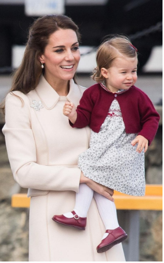 Công chúa Charlotte (con gái của William&Kate)