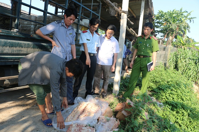 Tiêu hủy toàn bộ số cánh gà quá hạn sử dụng trước sự chứng kiến của Đoàn kiểm tra