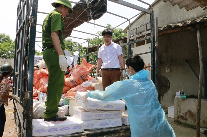 Bọc toàn bộ thực phẩm quá hạn, không rõ nguồn gốc đưa đi xử lý