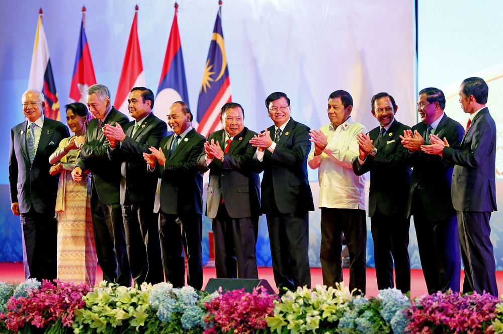 Các nhà lãnh đạo ASEAN tại hội nghị cấp cao ASEAN ở Vietiane, Lào 2016.