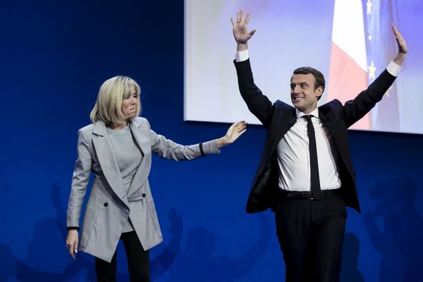 Emmanuel Macron cùng vợ Brigitte Trogneux ăn mừng thắng lợi bước đầu trong cuộc chạy đua cho chức Tổng thống Pháp vào đêm CN. 