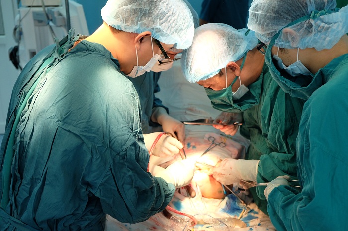 Các bác sĩ tại Bệnh viện Bình Dân phẫu thuật tạo hình niệu quản cho anh Nguyễn Đức