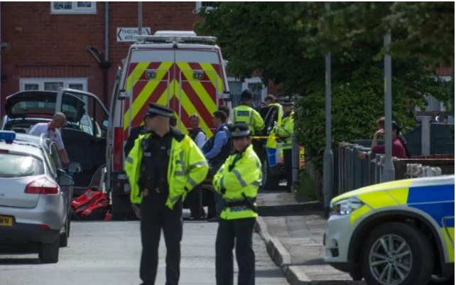 Cảnh sát phong tỏa đường Elsmore ở Manchester và tìm kiếm một địa chỉ dọc phố sau vụ đánh bom SVĐ Manchester